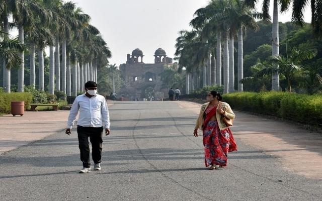 नई दिल्ली में गुरुवार19 नवम्बर को राजधानी में  विश्व धरोहर सप्ताह के अवसर पर दिल्ली के स्मारकों में आने वाले पर्यटकों को मुफ्त में (बिना टिकट ) एंट्री मिली। पुराना किला देखने पहुंचे लोग।